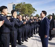 尹, 대통령실 안보 견학 온 공사 생도에 "여러분 보니 든든"