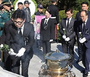 한동훈, 박정희 추도식 참석…"변화와 쇄신 이끈 정신 이어받겠다"