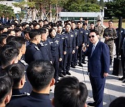 윤 대통령, 대통령실 견학 공사 생도 격려…“여러분 보니 든든”