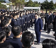 윤 대통령, 대통령실 견학 온 공사 생도 격려…"든든하다"