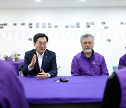 '이태원 참사 2주기' 김동연, 유족과 만나… "159개 별 잊지 않겠다"