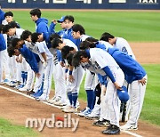 [MD포토] 고개숙인 삼성 선수들