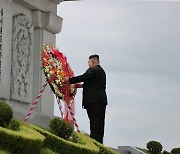 김정은, 6·25전쟁 중국 참전 74주년 맞아 우의탑에 화환…中 따로 추모