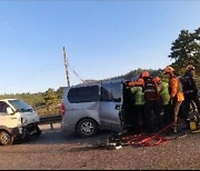 충남 서산 팔봉 어송리서 승합차가 트럭 추돌…2명 사상