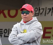 4차전 지켜보는 이범호