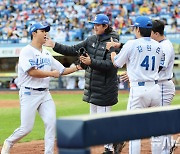 실점 위기 막아낸 김윤수