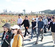 경남 첫 낙동강 걷기대회…"낙동강 감상하고 건강도 챙기고"