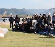 300여명 사진작가들, 생동감 넘치는 국화축제 현장을 카메라에 담아