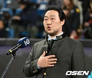 한국시리즈 3차전 애국가 부르는 김우경 [사진]