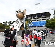 한국시리즈 4차전도 매진,'야구장 입장 기다리는 긴 줄' [사진]