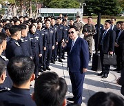 윤 대통령, 대통령실 견학 공사 생도 '깜짝 격려'…"여러분 보니 든든"