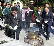 한동훈, 박정희 45주기 추도식서 “도전정신·애국심 이어받아 쇄신”