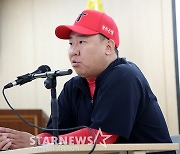 [포토] 이범호 감독 '굳은 표정으로 인터뷰'