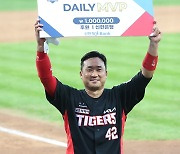 [포토] MVP 김태군 '트로피 들러 광주 갑니다'