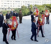 북한, 중국인민지원군 참전 74주년 맞아 우의탑 헌화