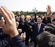 윤석열 대통령, 대통령실 견학 공사 생도와 함께