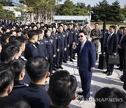 윤석열 대통령, 대통령실 견학 공사 생도 격려