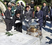 헌화하는 한동훈 대표와 추경호 원내대표