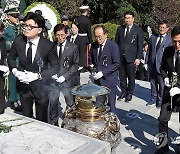 헌화하는 한동훈 대표와 추경호 원내대표