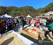 '으라차차' 힘찬 전통 떡메치기