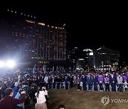 서울광장에서 이태원 참사 2주기 추모의 묵념