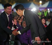 인사하는 박찬대 원내대표-오세훈 서울시장