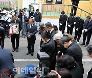 [포토]'고 김수미 발인' 마지막 배웅하는 고인의 가족들과 동료들