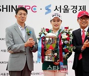 [포토]지한솔,우승 축하 받으며