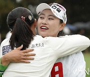 [mhn포토] 지한솔, 우승 축하해 주는 임진영