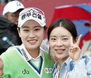 [mhn포토] 지한솔-김채은, 절친 축하 받고 브이