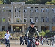 "느리게 가면 더 보인다"…유인촌, 자전거로 '지역관광' 홍보