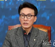 기자간담회하는 김민석 최고위원