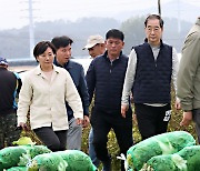 배추 수확 현장 찾은 한덕수 국무총리와 송미령 농식품부 장관