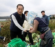 배추 수확 현장 방문한 한덕수 국무총리