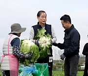 배추 수확하는 한덕수 국무총리