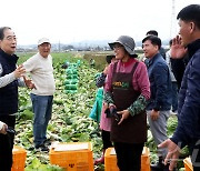 배추재배 농민들과 이야기 나누는 한덕수 국무총리