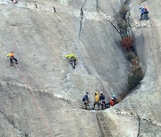 암벽 등반 즐기는 산악인들