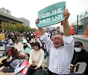 기도하는 개신교인들