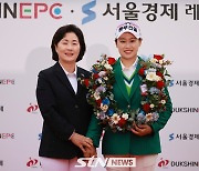 [STN포토]축하 꽃다발 받는 지한솔