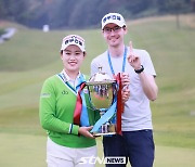 [STN포토]지한솔, 영국팬이 축하해줘요