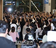 ‘변우석 나비효과’ 유명인 전용 출입문…인천공항, 특혜 논란에 철회 [왓IS]