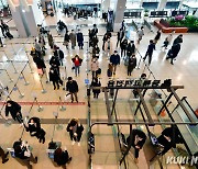 연예인 특혜 논란 커져…인천공항, ‘별도 출입문’ 결국 철회