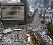 시민 공간 점령한 100만 집회 … 행인·관광객 "차라리 귀 막자"