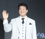 "백종원 회사랑 청약일 겹치네"…바이오 투심, '더본 독주' 막을까