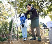 오세훈, 가을 식목 행사 참석…"집 5분 거리에 정원 조성"