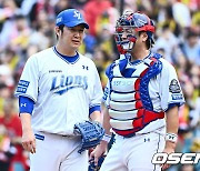 선발 부상 강판→1사 만루 위기, 왜 40세 베테랑 투수였나…156km 파이어볼러 생각나네