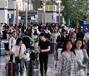 “연예인 전용 출입문”…인천공항, 특혜 논란에 시행 하루 전 ‘철회’