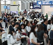 연예인만 ‘별도 출입문’ 사용? 인천공항, 특혜 논란에 시행 철회