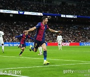 '레반도프스키 멀티골' 바르셀로나, 엘클라시코서 레알 마드리드에 4-0 완승