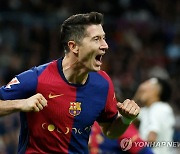 바르사, 시즌 첫 엘클라시코 4-0 완승…레반도프스키 멀티골